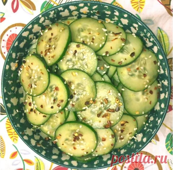Азиатский пряный салат с огурцом и кунжутом.