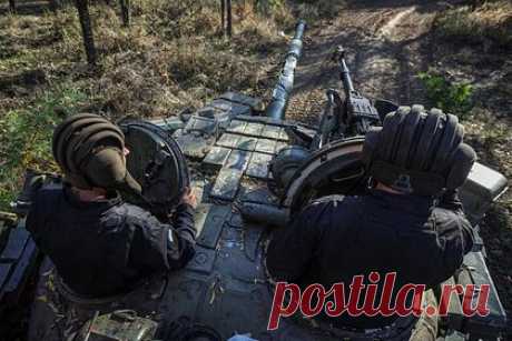 Три украинских танкиста получили по 26 лет колонии за обстрел жилых домов. Верховный суд Донецкой народной республики (ДНР) вынес обвинительный приговор трем танкистам Вооруженных сил Украины (ВСУ), которые обстреляли жилые дома и административные здания в Мариуполе. 25-летний Алексей Коваль, 24-летний Андрей Чумак и 29-летний Валерий Федорович получили по 26 лет колонии строгого режима.