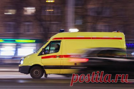 Находившегося в семье у опекунов подростка нашли без чувств у дома в Петербурге. В Приморском районе Санкт-Петербурга 16-летнего подростка, находившегося в семье у опекунов, нашли без чувств под окнами 18-этажного жилого дома. Об этом стало известно «Фонтанке». По информации издания, прохожая заметила старшеклассника и вызвала бригаду скорой медицинской помощи.
