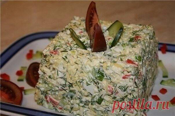 Простой, дешевый, но очень вкусный салат

Ингредиенты:
2 пачки лапши быстрого приготовления
200 гр крабовых палочек
3 варенных яйца
укроп, петрушка,зеленый лук, свежий огурец
майонез,сметана

Приготовление:
Измельчить вермишель (специи из пакетиков не добавлять), залить 3 ст. ложками майонеза+3 ст. ложки сметаны. Отставить в сторону на 30 минут. нарезать мелко зелень, свежий огурец. Добавить измельченные крабовые палочки и яйца. Все смешать с рязмягченной вермишелью. Если ...