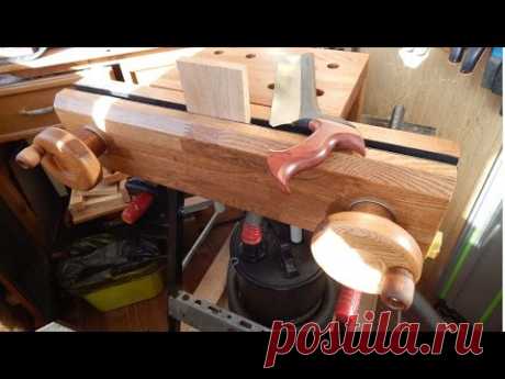 Делаю столярные тиски Моксона (Moxon vise), показанные а книге The Art of Joinery, Joseph Moxon Шпильки и гайки Tr 20×4 использовал от станков ЧПУ, покупал т...