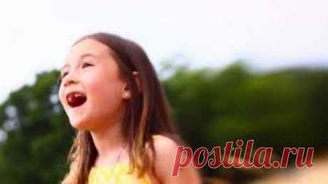 7-летняя американка Rhema Marvanne поёт христианский гимн «О, благодать»