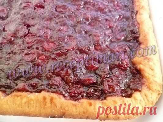 пирог с начинкой из вишни
