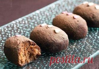 Пирожное шоколадная картошка 
 
Ингредиенты: 
 
- 800гр. песочного печенья 
- 1 банка сгущенного молока 
- 1 упаковка сливочного масла 
- 5ч. ложек какао порошка 
- 1ст. ложка коньяка 
 
Приготовление: 
 
Смешиваем сгущенное молоко со сливочным маслом. Добавляем коньяк и какао порошок. 
Пропускаем печенье через мясорубку. Смешиваем печенье с мяслянно-молочной массой и хорошенько перемешиваем полученную массу. 
Формируем пирожные в виде небольших картошек. Отправляем наши п...