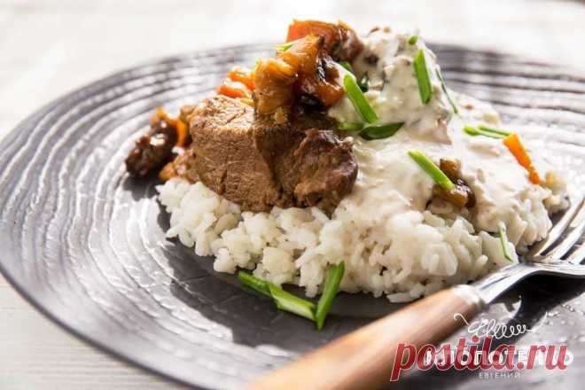 Арабское жаркое мансаф: рецепт Евгения Клопотенко Удивительно вкусное арабское жаркое из баранины с рисом и соусом из йогурта мансаф идеально подойдет для большого семейного застолья. Попробуйте, это удивительно вкусно.
