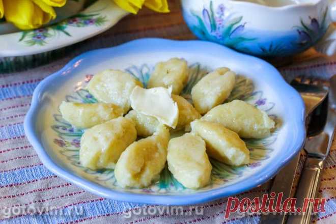 Клецки из манки. Рецепт с фото Клецки из манки бывают для супа, а бывают как основное блюдо. И готовят их по одному и тому же рецепту. Самый простой вариант – смешать манку с яйцом и приправить солью. Всё! Дальше остается сформовать их чайными ложками и отварить в воде (бульоне).


