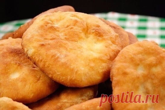 Тесто для беляшей

Совершенно замечательное тесто для беляшей и прочих жареных пирожков. Нежное, хрустящее, эластичное. Прекрасно защипывается, при жарке не рвется и не расклеивается.

200 мл молока
7 г сухих дрожжей
1 яйцо
1-2 ст. ложки сахара (для беляшей достаточно 1 ложки)
1 ч. ложка соли
6 ст. ложек растительного масла
400-500 г муки

В подогретом молоке растворить дрожжи и сахар, подождать, пока появится 