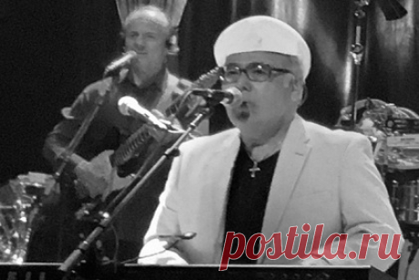 Умер музыкант Beach Boys и бэк-вокалист Элтона Джона. Американский музыкант Билли Хинш умер от рака. Артист, который выступал в подростковом поп-трио Dino, Desi &amp; Billy, а также гастролировал с Beach Boys и являлся бэк-вокалистом Элтона Джона, скончался в возрасте 70 лет. Причиной смерти стала гигантоклеточная карцинома, обнаруженная около двух недель назад.