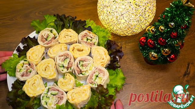 Закусочные роллы из лаваша. Сегодня мы приготовим невероятно нежные, сытные и очень эффектные закусочные роллы из лаваша с двумя начинкками, одна из них с сыром и тунцом. Эта закуска буквально 'выстреливает' на любом застолье! Она готовится за 15 минут, а выглядит так, будто вы провели на кухне полдня