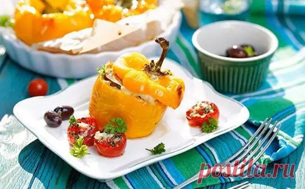 (14) Фаршированный перец в духовке: 8 вариантов наполнения болгарских «стаканчиков» - БУДЕТ ВКУСНО! - медиаплатформа МирТесен (фото: tonya)
Рецепт приготовления фаршированного перца в духовке.
Для фарша - 300 г мякоти свинины, 200 г филе куриной грудки, соль, перец, 1 луковица, 100 г моркови, 3-4 ст. ложки растительного масла, 2 зубчика чеснока.
В фарш добавить измельченный лук, чеснок, натертую морковь, посолить, поперчить, добавить 1-2 ст.ложки воды и 1 яйцо.
Фарш хорошо вымешать.
Перец вымы…