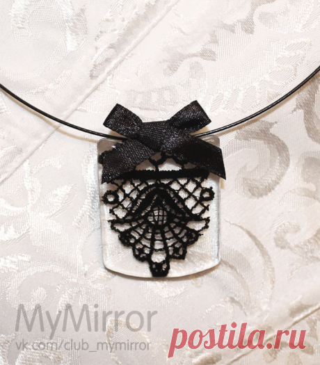 Кулон на струне. Кружево под ювелирной смолой.