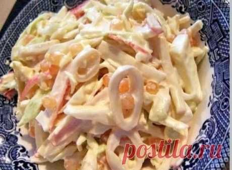 Три простых салатика с кальмарами

1. Салат «Мартовский»

Ингредиенты на 500 грамм кальмаров:

• 5 свежих огурчиков;
• банка консервированных ананасов;
• 5 яиц;
• густой майонез;
• лимон.

Приготовление:

Подготавливаем кальмаров для салата
Для приготовления салата с кальмарами, надо подготовить их. Стоит покупать тушки, которые сначала чистят, ошпаривая кипятком и вытягивая спинную хорду, засунув руку в кальмара. Потом счищают верхнюю пленку ножом или руками. Кальмара зак...