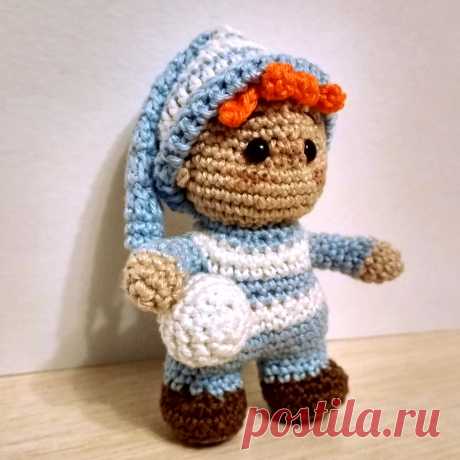 PDF Гномики крючком. FREE crochet pattern; Аmigurumi doll patterns. Амигуруми схемы и описания на русском. Вязаные игрушки и поделки своими руками #amimore - маленький гном в колпачке, гномик, кукла, куколка, пупс.