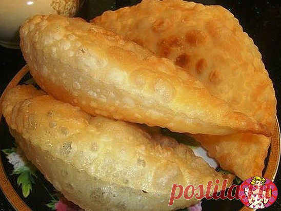 ЧЕБУРЕКИ водочные. Самые ВКУСНЫЕ чебуреки!!
Чебуреки ПОЛУЧАЮТСЯ с ХРУСТЯЩЕЙ корочкой Благодаря водке в тесте и мягкие внутри. ОЧЕНЬ Вкусно!
Ингредиенты:
-Мука (стак.=250мл) — 4 стак.
-Вода — 320 мл или 1,3 стакана 
-Водка (обязательно) — 2 ст. л.
-Яйцо — 1 шт
-Масло растительное (для теста) — 2 ст. л.
-Соль — 0.5 ч. л.
-Фарш (для начинки, я беру готовый свиной) — 700-900 г
-Лук репчатый (для начинки) — 2 шт
-Перец черный (молотый, для начинки)

Приготовление:

Вскипятите в...