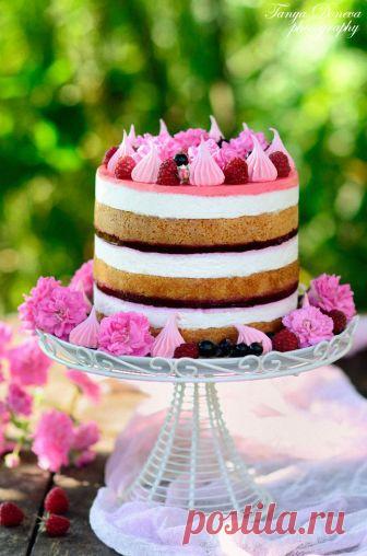 Торта с касис, малини и аромат на рози