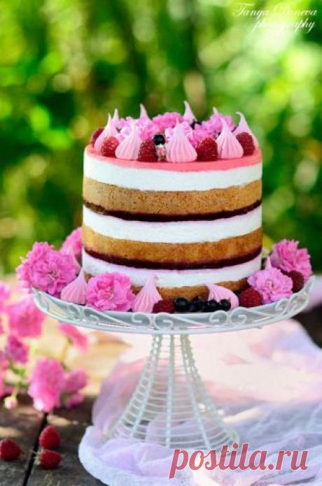 Торта с касис, малини и аромат на рози