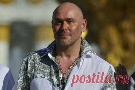 Звезда «Глухаря» призвал не вырезать уехавших артистов из фильмов. Звезда сериала «Глухарь» Максим Аверин призвал не вырезать из фильмов эпизоды с покинувшими Россию артистами. Он назвал такую идею ужасной, а также добавил, что картины ни в чем не виноваты. Аверин отметил, что мог бы поспорить или даже подраться с близким человеком, если бы тот негативно высказывался о России.