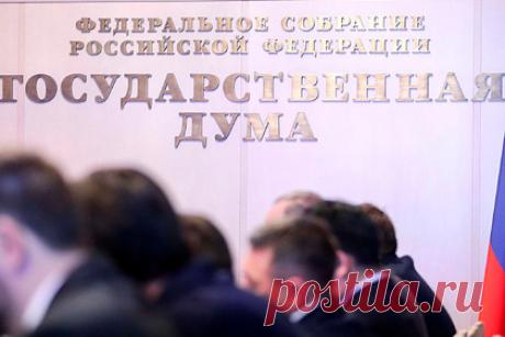 В Госдуме предложили уменьшить зарплату части депутатов. Депутаты, которые не сделали прививку от коронавируса, должны получать минимальную заработную плату. Кроме того, их не стоит пускать в Государственную Думу. С предложением уменьшить зарплату чиновникам выступила зампред комиссии по регламенту и обеспечению деятельности ГД Раиса Кармазина.