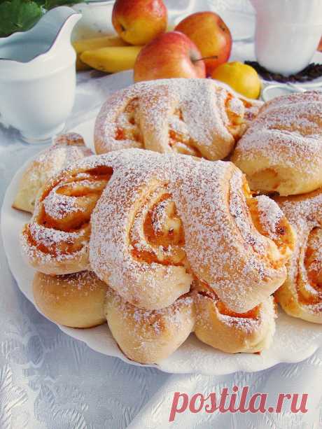 Булочки с яблочно-морковным джемом 🍎🍪. Ингредиенты на 10 шт. : Булочки с яблочно-морковным джемом 🍎🍪Ингредиенты на 10 шт. :Пшеничная мука — 500 гСвежие дрожжи — 25 гСливочное масло — 80 гЯйцо — 1 шт.Желток — 1 шт.Теплое молоко — около 300 млСахар — 2–3 ст. л.Ванильный сахар — 1 ст. л.Дополнительно:Яблочно-морковный джем или любой другой джем — около 300 гБелок