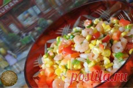 Яркий и вкусный салат с креветками.