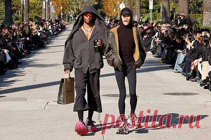 Огромные кроссовки из новой коллекции Balenciaga подняли на смех в сети. Французский бренд Balenciaga представил новую коллекцию одежды и обуви, и его подняли на смех в сети. На показе в Лос-Анджелесе манекенщики в том числе дефилировали в огромных кроссовках 10XL модного дома. Изделия отличались широкой подошвой, которая контрастировала с размером человеческих ног.