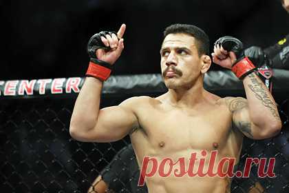 Бывший чемпион UFC разразился тирадой о «подражателе Нурмагомедова». Бразильский боец смешанного стиля (MMA) Рафаэль Дос Аньос разразился тирадой в адрес россиянина Ислама Махачева. «Сколько раз ты бился с чемпионами? Сколько раз возглавлял кард? Тебя продвигают исключительно из-за твоего брата. Перестань упоминать меня своим грязным ртом, подражатель Хабиба», — заявил Дос Аньос.