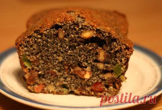 Маковый кекс с цукатами, орехами, изюмом и сушеной вишней.