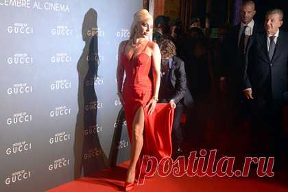 Леди Гага посетила премьеру фильма о Gucci в старом платье его конкурента. Американская певица и актриса Леди Гага посетила премьеру фильма «Дом Gucci» в старом наряде бренда-конкурента Versace. Поп-исполнительница появилась на публике в винтажном ярко-красном платье из шелка модного дома Versace, дизайн которого разрабатывал в 1995 году покойный модельер Джанни Версаче.
