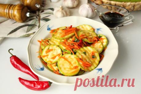 Такие кабачки по-корейски первыми разлетаются со стола. Сохраняйте рецепт
Кто сказал, что кабачок – это скучно? Этот рецепт доказывает обратное. Сегодня я поделюсь с вами рецептом, который очень полюбился моей семье. Это кабачки, маринованные по-корейски.
Они получаются хрустящими, сочными, с пикантной остринкой. А вкус получается настолько ярким, что признаюсь, они мне нравятся даже больше, чем знаменитая морковь. 

Такие кабачки замечательно сочетаются с мясом, рыбой или...