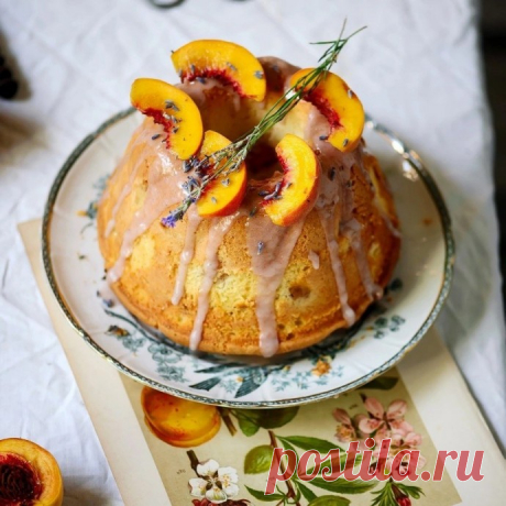 ​Сметанный кекс с персиками и лавандовой глазурью