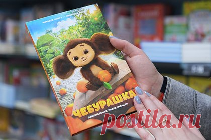 В российском городе установят памятник Чебурашке. Скульптуру Чебурашки установят на улице Карла Маркса в Кисловодске, где проходили съемки сцен из одноименного фильма. По словам главы города, на этой улице снимали одну из самых зрелищных сцен фильма с падающими апельсинами. Проект об установке памятника поддержал общественный совет Кисловодска, отметили в мэрии.