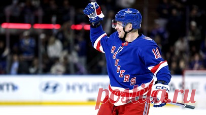 Возвращение звезды: Панарин оформил ассистентский покер и стал одним из главных героев дня в НХЛ. Артемий Панарин выдал самый яркий матч в нынешнем регулярном чемпионате НХЛ и вернул себе звание лучшего бомбардира «Рейнджерс». В противостоянии с «Тампа-Бэй» российский форвард оформил ассистентский покер и вплотную подобрался к третьему месту в истории клуба по числу встреч с четырьмя очками. При этом одним из самых эффектных получился пас на первый гол Винсента Трочека, запомнившийся обидным…
