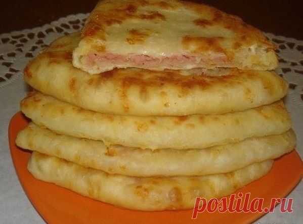 Сочные и хрустящие СЫРНЫЕ ЛЕПЕШКИ с начинкой (выпекаются на сковороде)-  видео
Ингредиенты:


*  Кефир — 1 стакан.
*  Соль — 0,5 чайной ложки.
*  Сахар — 0,5 чайной ложки.
*  Сода — 0,5 чайной ложки.
*  Сыр твердый (тёртый на мелкой тёрке) — 1 стакан.
* Мука - 2 стакана

***  Начинка —  ветчина или колбаска, или сосиски, тёртые на тёрке, или куриная отварная грудка, или сыр, тёртый на тёрке, или творог с укропом, или любые овощи... — 1 стакан.