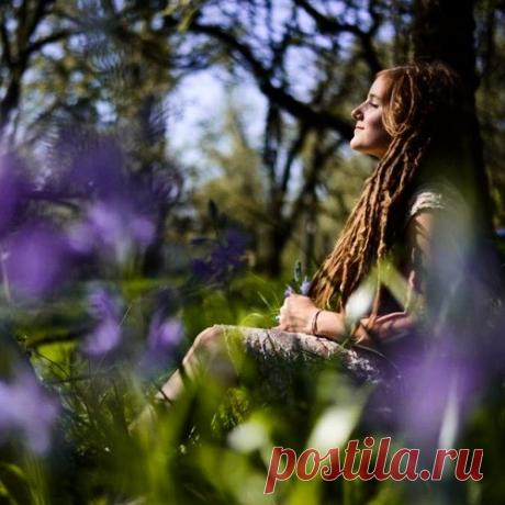 Cейчас такое время - май!
- Сколько времени? - спрашиваете...
- Пол второго мая. Без четверти двенадцать мая. Абсолютная полночь мая! - отвечаю я уверенно.
...Время цветов. Снаружи. Внутри. Цвести.
Время, когда выпив бокал дождя, может расцвести даже засохшая деревяшка. Звенеть серебряными подвесками на ажурной цепочке браслета, сплести венок из одуванчиков, и тонких ивовых кос, и солнечного света. Это просто время сейчас такое - май! Время светокрыло взлетать.

　　　　　　　　　　　　　　　　๑ஐ๑-๑ஐ๑