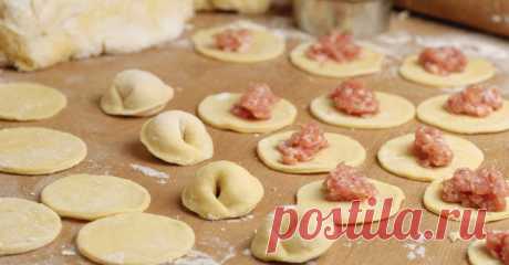 Вкуснейшее заварное тесто для вареников, пельменей и чебуреков Рецепты заварного теста на все случаи жизни: вареники, пельмени, манты, чебуреки! Отлично хранится в холодильнике.
1. Заварное тесто
Продукты:
Яйцо куриное — 1 шт
Мука — 3 стакана
Соль — 0,5 ч. ложки…