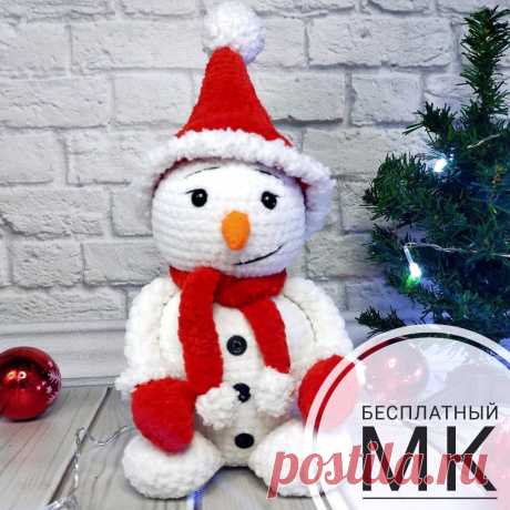PDF Снеговик крючком. FREE crochet pattern; Аmigurumi toy patterns. Амигуруми схемы и описания на русском. Вязаные игрушки и поделки своими руками #amimore - плюшевый снеговик к Новому году, снеговичок из плюшевой пряжи в шапочке и с шарфом.