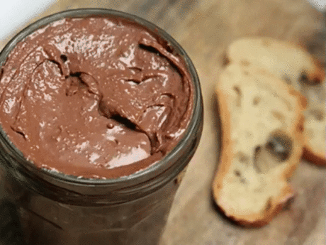 Готовим вкусную домашнюю нутеллу!
Продукты:
 Молоко — 1.5 стакана 
 Сахар — 0.5 стакана 
 Какао — 2 ст. л 
 Мука — 1 ст. л с небольшой горкой (кол-во муки определяет степень густоты нутеллы) 
 50 грамм масла 
Приготовление:
0.5 стакана молока, сахар, какао и муку смешиваем сразу до однородной консистенции, отставляем пока в сторону. Оставшийся стакан молока наливаем в миску и доводим до кипения; как закипит, сбавляем огонь до медленного, выливаем нашу полученную раннее шоколадную смесь в молок