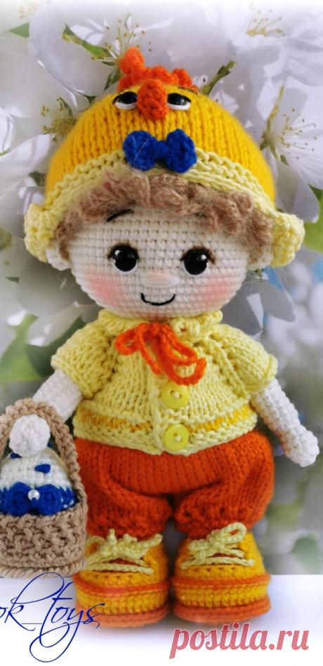 PDF Пупс малыш в костюме цыпленка крючком. FREE crochet pattern; Аmigurumi doll patterns. Амигуруми схемы и описания на русском. Вязаные игрушки и поделки своими руками #amimore - кукла, пупс, куколка, мальчик.
