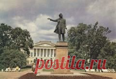 19 июня в 1957 году В Ленинграде на площади Искусств открыт памятник А.С. Пушкину