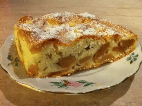 Очень вкусная шарлотка-лентяйка. 
Шарлоткой сейчас никого не удивишь... Но эта какая-то особенная! Такая мягкая-мягкая, влажная... хотя по виду и не скажешь... Вкусна как в теплом так и в холодном виде! Готовится проще простого! Попробуйте, если еще не пробовали! 
Вам потребуется: 
9 столовых ложек растительного масла без запаха 
пол стакана сахара 
стакан муки 
3 яйца 
яблоки 6-8 штук среднего размера 
1 чайная ложка соды гашеной уксусом 
Как готовить: 
1. Венчиком взбиваем яйца до образов