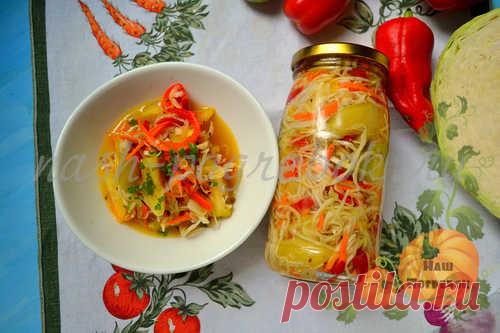 Салаты из капусты всегда хорошо идут. На зиму я ее закрываю в банках с болгарским перцем, морковью и луком. Сочетание очень удачное - это вкусно и красиво. Закуска получается хрустящей, в меру острой и сладкой. Такой вкус понравится всем. Готовить легко. Выходит литровая банка, если нужно больше, просто увеличиваем ингредиенты