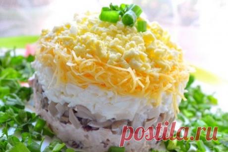 Слоеный салат «Ночь» с курицей, рецепт — Вкусо.ру