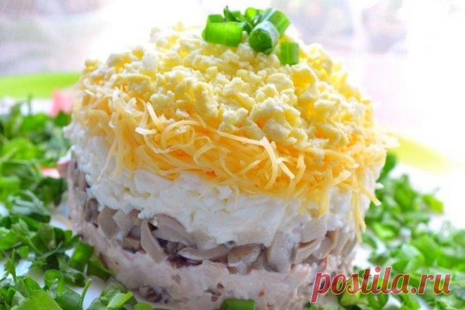 Слоеный салат «Ночь» с курицей, рецепт — Вкусо.ру