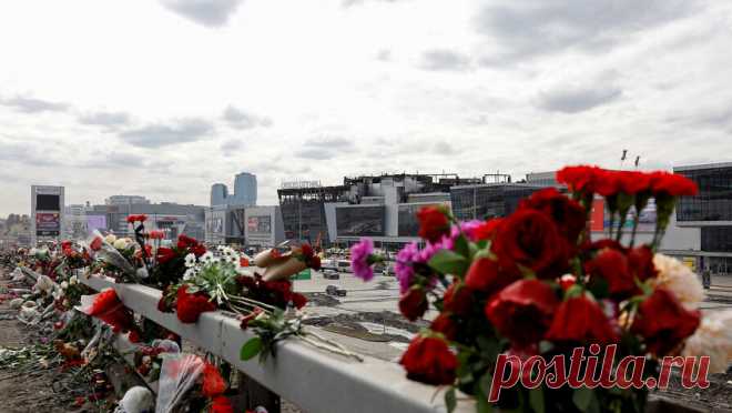 Люди собираются на панихиду у "Крокуса". Люди с самого утра собираются у мемориала на месте трагедии в подмосковном концертном зале "Крокус сити холл" на сороковой день после происшествия. Об этом сообщает РИА Новости. Настоятель Никольского собора священник Василий ...