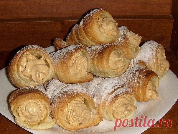 Слоёные трубочки с кремом - очень просто!

Ингредиенты:

Тесто слоёное(дрожжевое)-500 гр.
Сгущёнка вареная-1 банка,
Сливочное масло-200 гр.

Приготовление:

Тесто разморозить,немного раскатать,нарезать полосочками(2 см.).
Из картона сделать трубочки(конусы),обернуть их фольгой,накрутить тесто.Выпекать при 170 градусах-5 минут(до румяной корочки).
Размягченное сливочное масло взбить+сгущёнку.
Остывшие трубочки начинить кремом! Посыпать сахарной пудрой для красоты.
Приятного аппетита!