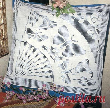 Подушка "Веер с бабочками" Схема вязания крючком филейной подушки "Веер с бабочками"