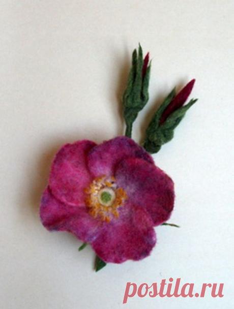 Брошь "Цветок шиповника" из шерсти, не предназначена для крепления на легкие ткани (шелк, шифон ит. д.). Крепление может быть булавкой, может быть булавкой и зажимом вместе. Не разлохматится со временем. Середину цветка можно ароматизировать.