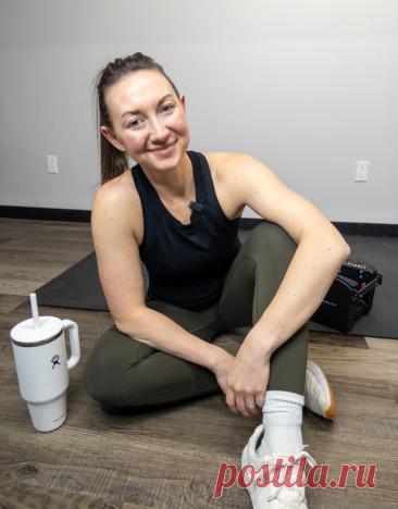 Короткая тренировка Fitness Blender объединяет шесть силовых упражнений для нижней части тела и двухминутный финальный AMRAP.