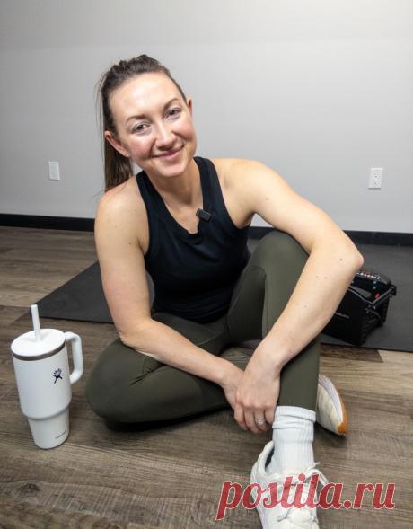 Короткая тренировка Fitness Blender объединяет шесть силовых упражнений для нижней части тела и двухминутный финальный AMRAP.
