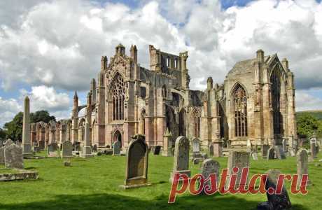 «Аббатство Мелроуз (Melrose Abbey) Аббатство Мелроуз было основано в 1136 году цистерцианскими монахами, по просьбе короля Шотландии Давида 1. Александр II и другие шотландские короли и дворяне похоронены в аббатстве. Аббатство было в значительной степени разрушено английской армией под предводительством Ричарда II в 1385 году. Аббатство Мелроуз является одним из наиболее исторически значимых архитектурных сооружений в Шотландии и одной из самых известных достопримечательн...